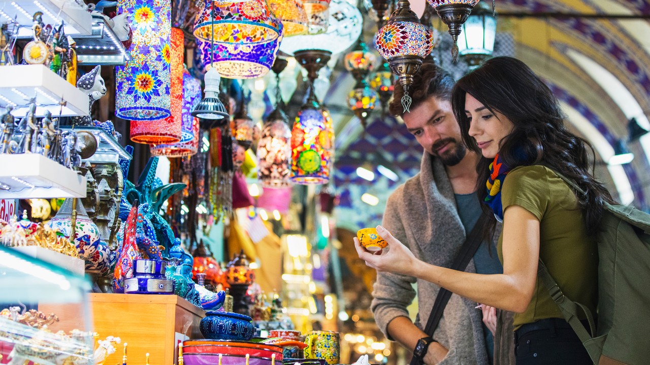 A couple is shopping in a souvenir shop; image used for HSBC India credit card offers page.