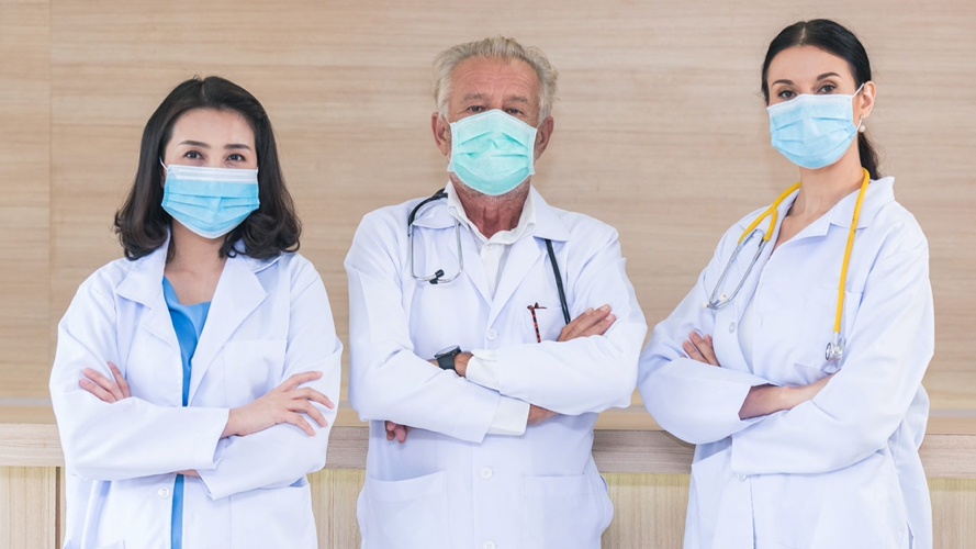 Doctors wearing masks standing together; image used for HSBC India page Covid donation banner