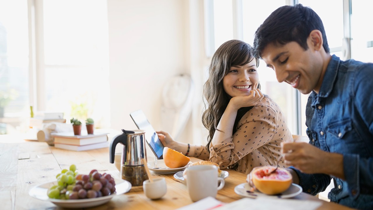 A woman is smiling at a man; image used for HSBC Smart Money Account page.