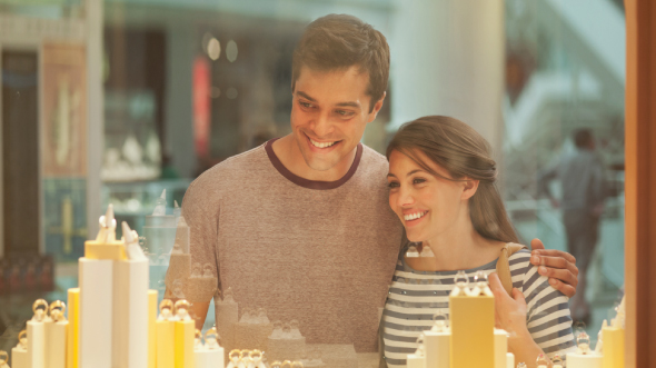 A couple watching compartment model; image used for HSBC Goal planning page.