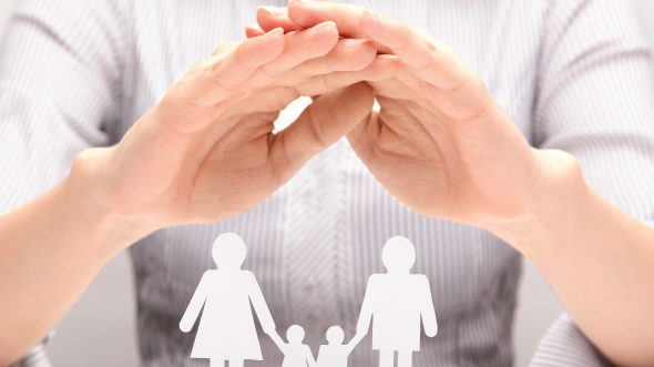 A pair of hands protecting a family; image used for HSBC Goal planning page.
