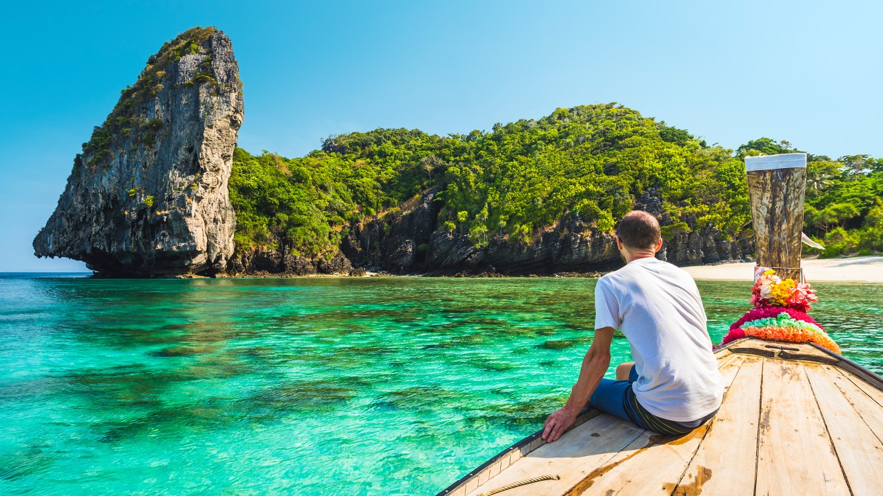 A man is sitting on a boat; image used for HSBC India Credit Cards page