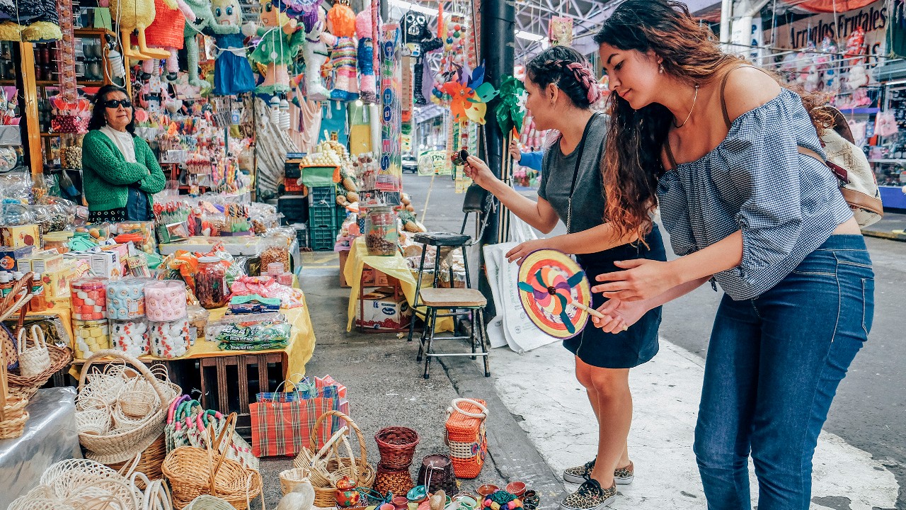 Two girls shopping; image used for HSBC top 5 tips for buying forex for international trips page.