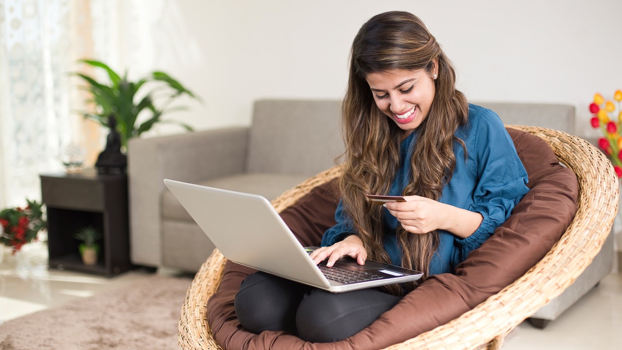 A woman is using her laptop; image used for HSBC India Cashback Credit Card article page.