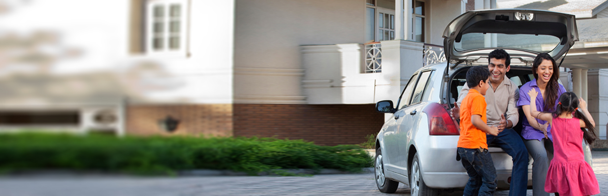 A family having fun near their car; image used for HSBC India motor insurance