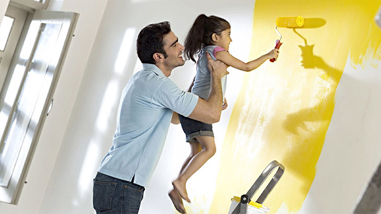 Dad and daughter decorating home together; image used for HSBC India Home Loan page