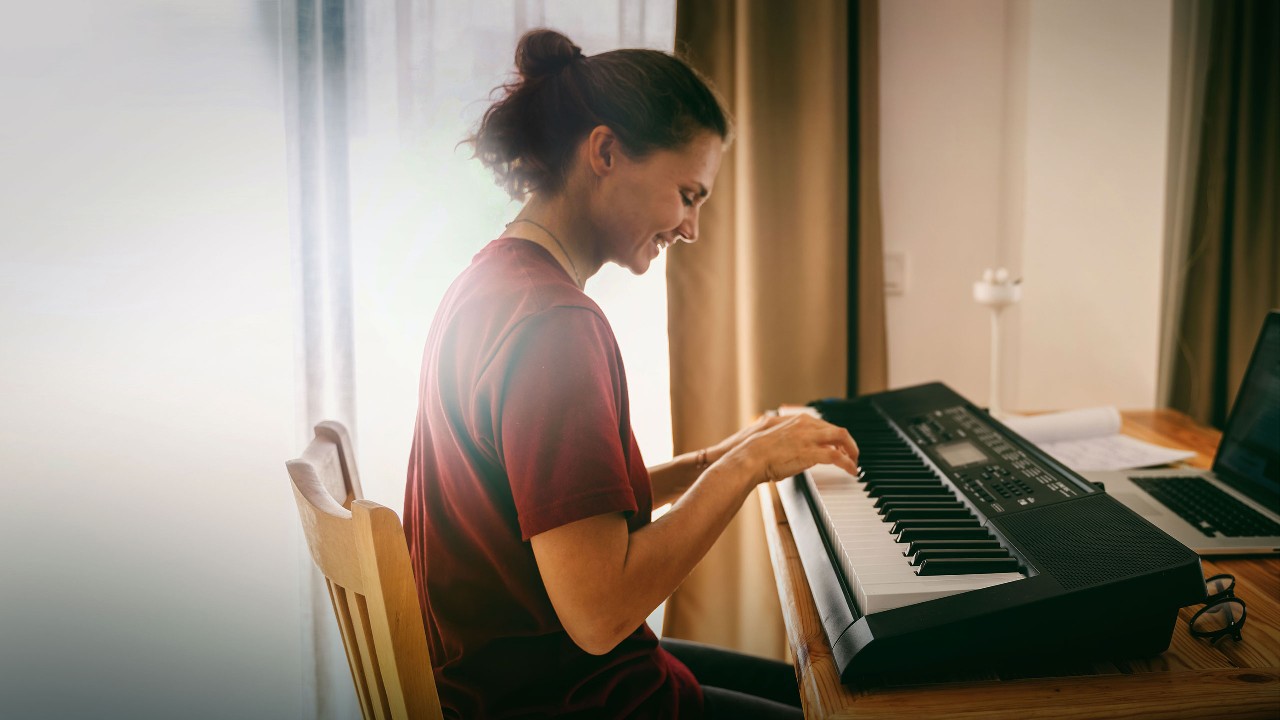 A lady playing piano; image used for HSBC India Personal Loan page