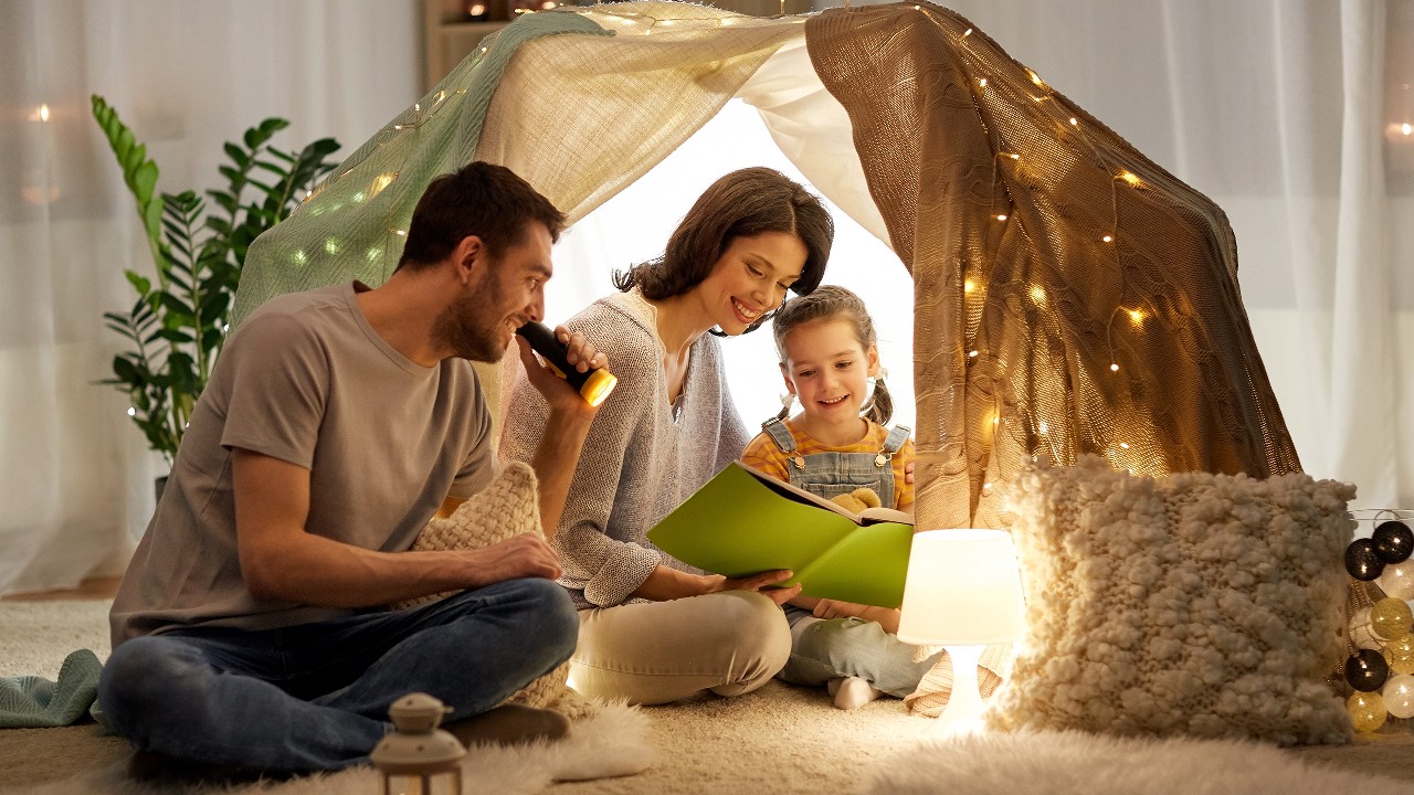 Mother and father reading to their child; image used for HSBC India Guaranteed Income Advantage Plan life insurance